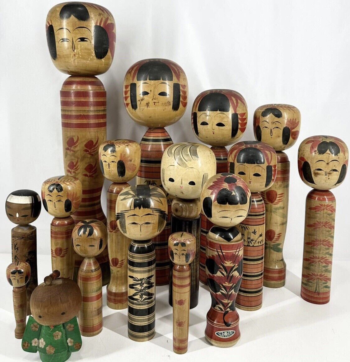 vintage japanese wooden 16 Kokeshi dolls   16 Lot