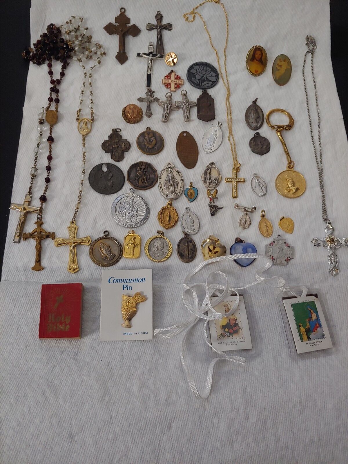 49 VINTAGE CHRISTIAN CATHOLIC MEDALS, ROSARY, PIN,CHARM LOT