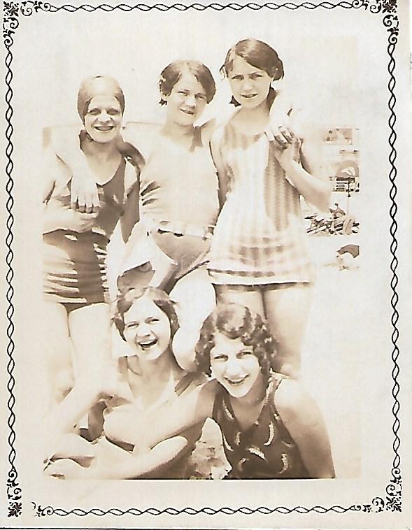 WOMEN FROM BEFORE Vintage FOUND PHOTO Black+White Snapshot ORIGINAL 310 46 N