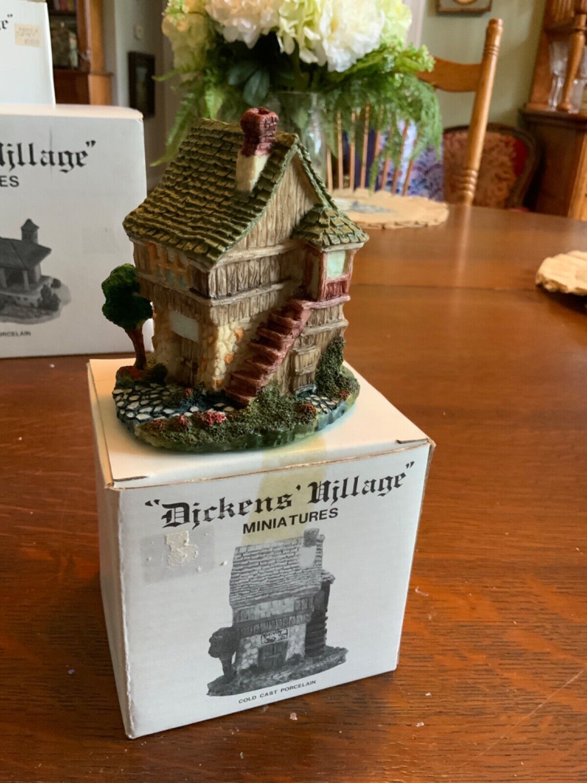 Dickens\' Village Miniatures cottage # 2  (1986) Dept 56 in box EUC