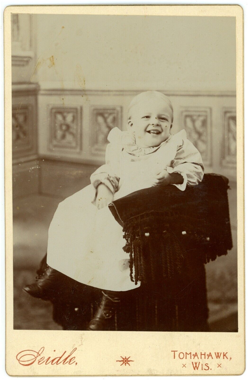 CIRCA 1880\'S CABINET CARD Adorable Laughing Baby in Dress Seidle Tomahawk, WI
