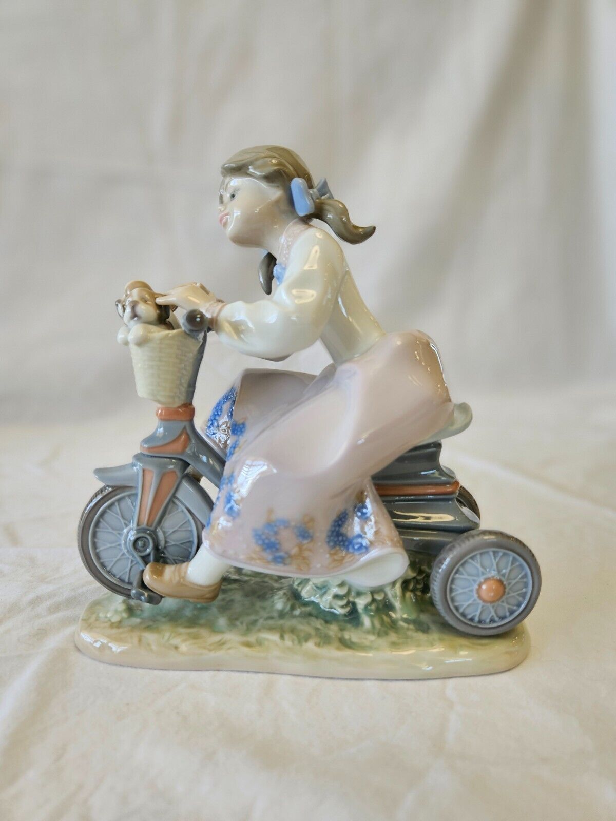 Lladro # 5680 Traveling in Style  