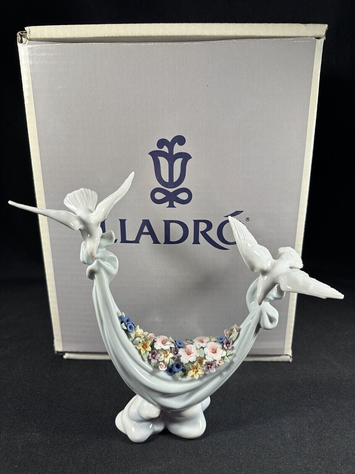 BOX LLADRO 6579 PETALS OF PEACE FLOWERS DOVES FIGURINE MADE IN SPAIN - RETIRED