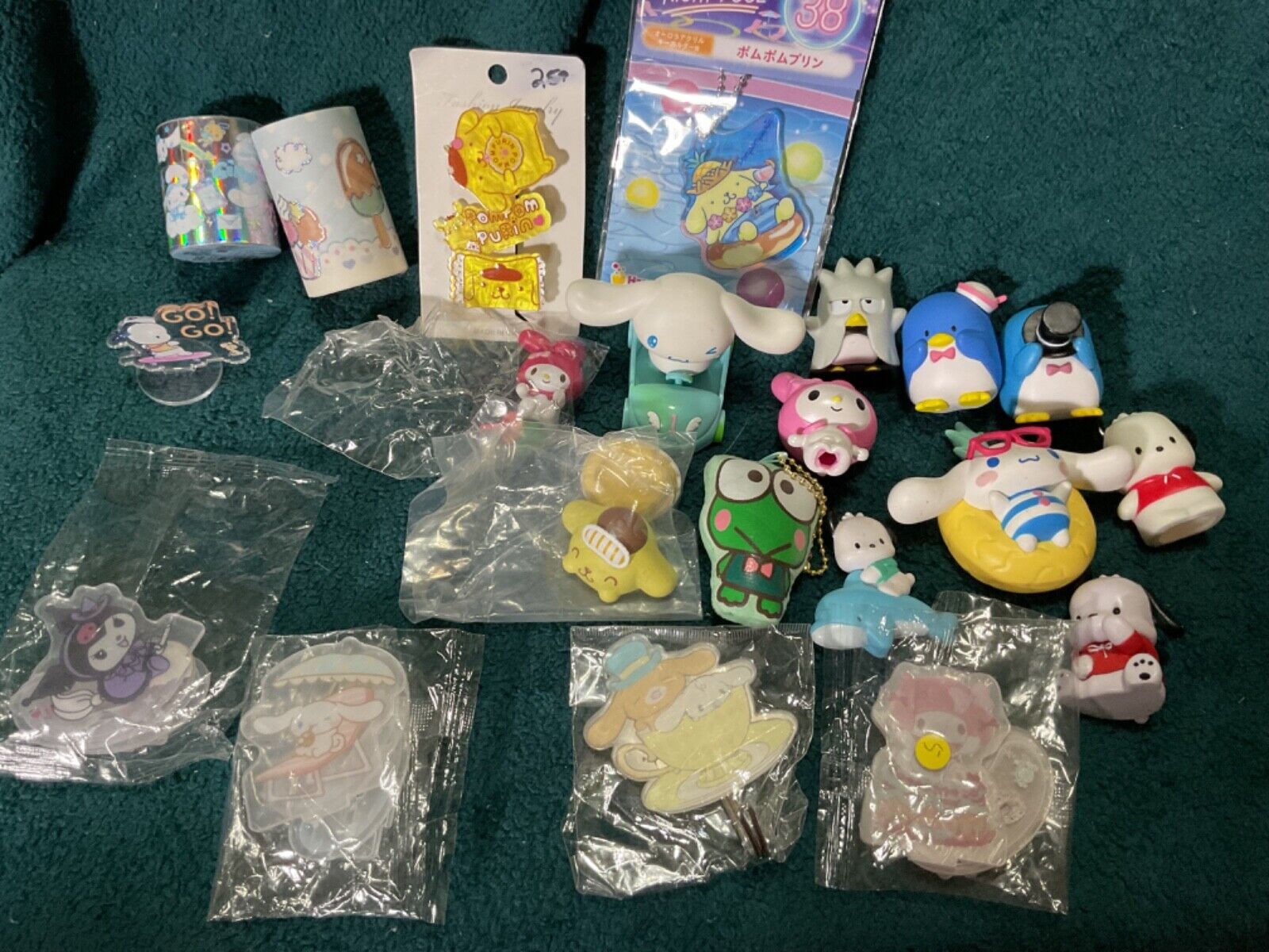 LOT OF SANRIO FIGURES LITTLE STANDS LOTS OF CHARECTERS