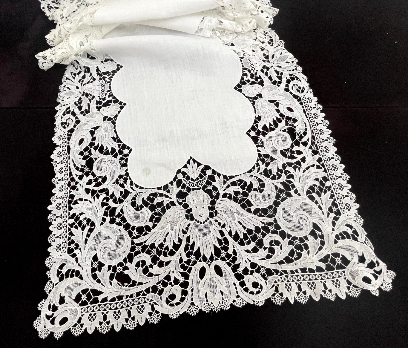 Vintage Linen Runner w/ Guipure Lace - Angels  YY645