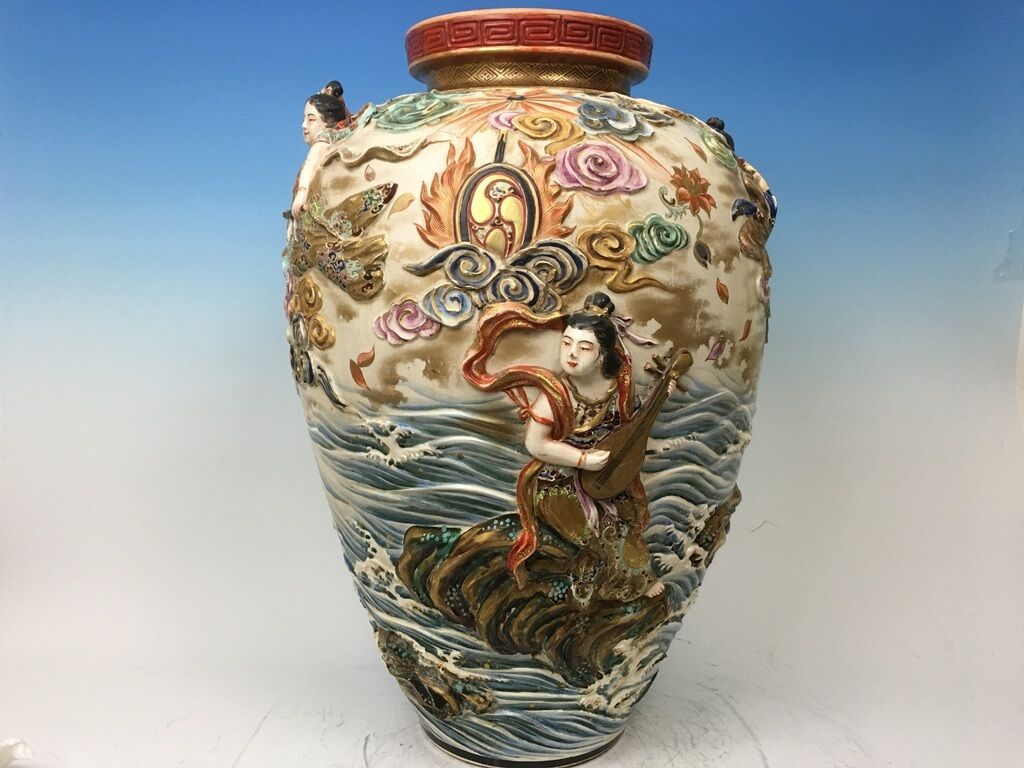 Antique Japanese Large Satsuma Vase, Meiji period. Signed. 22\