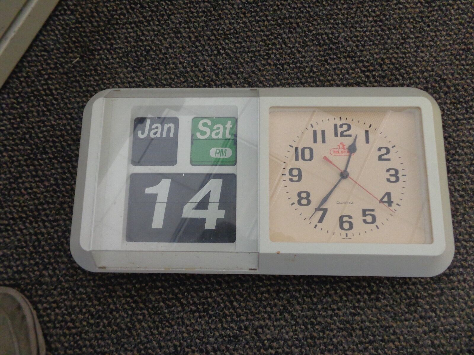 Vintage Telstar Auto Calendar Quartz Clock Classic
