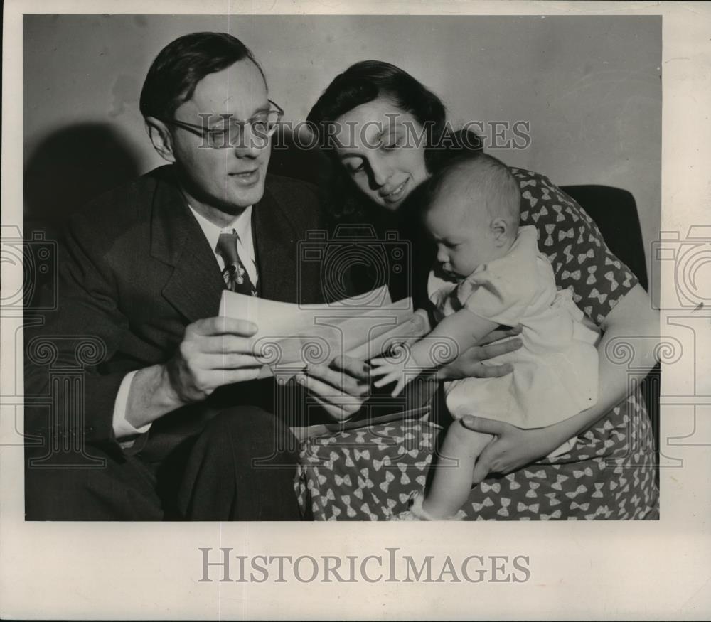 1948 Press Photo Frank Zeidler Mayor Posed with Mrs. Zeidler and Baby Jeanette