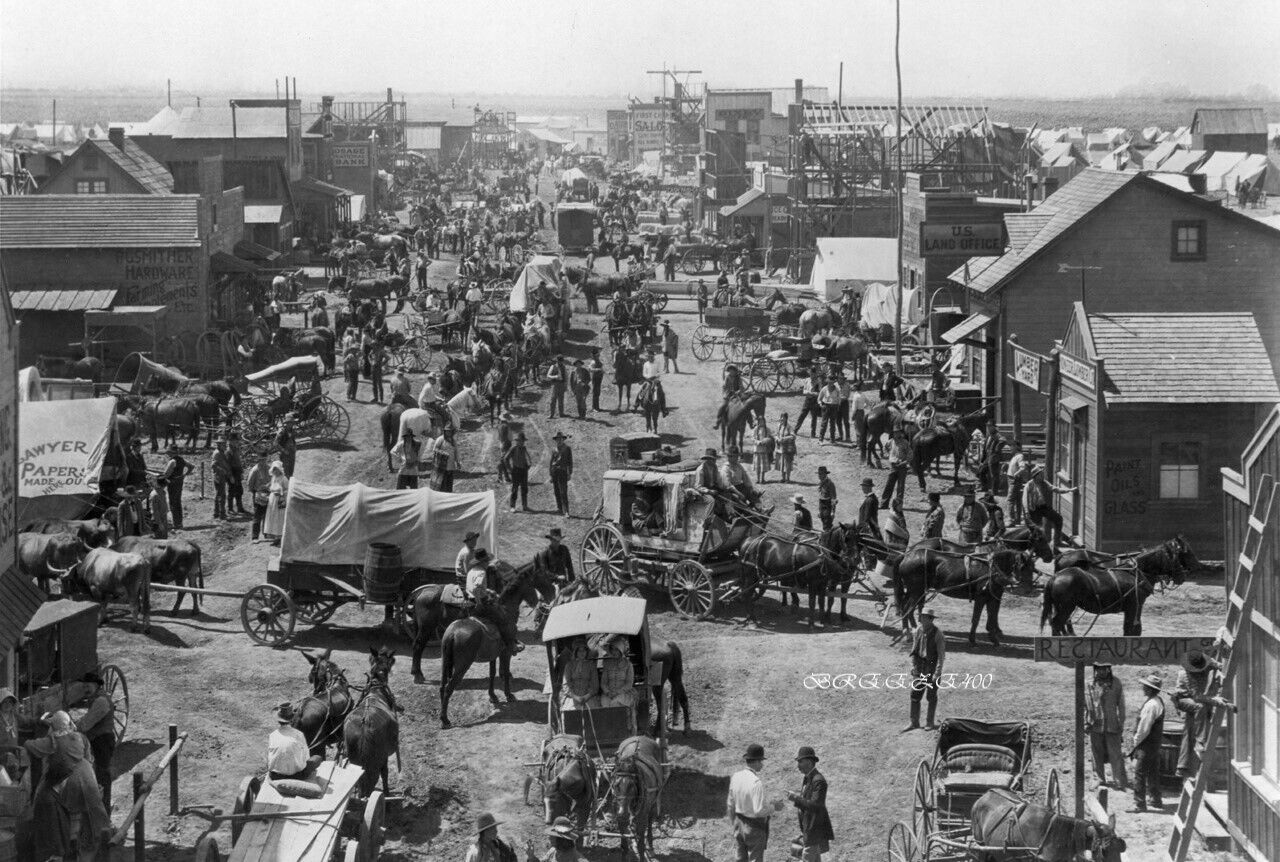 Old West Photo/BUSTILING OLD WESTERN TOWN/4x6 B&W Photo Reprint