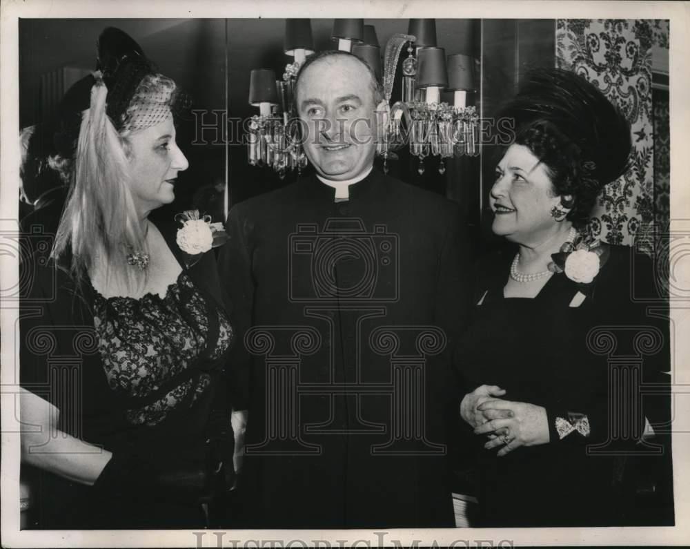 1948 Press Photo Bishop Joseph McGucken, Mrs. Lokrantz & Louella Parsons in CA
