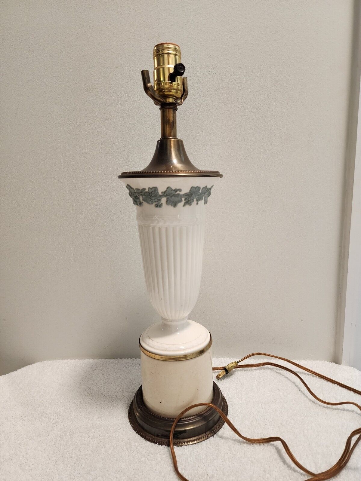 Vintage 18” Porcelain Wedgwood Vase Lamp Queensware Celadon Green Leaves Working