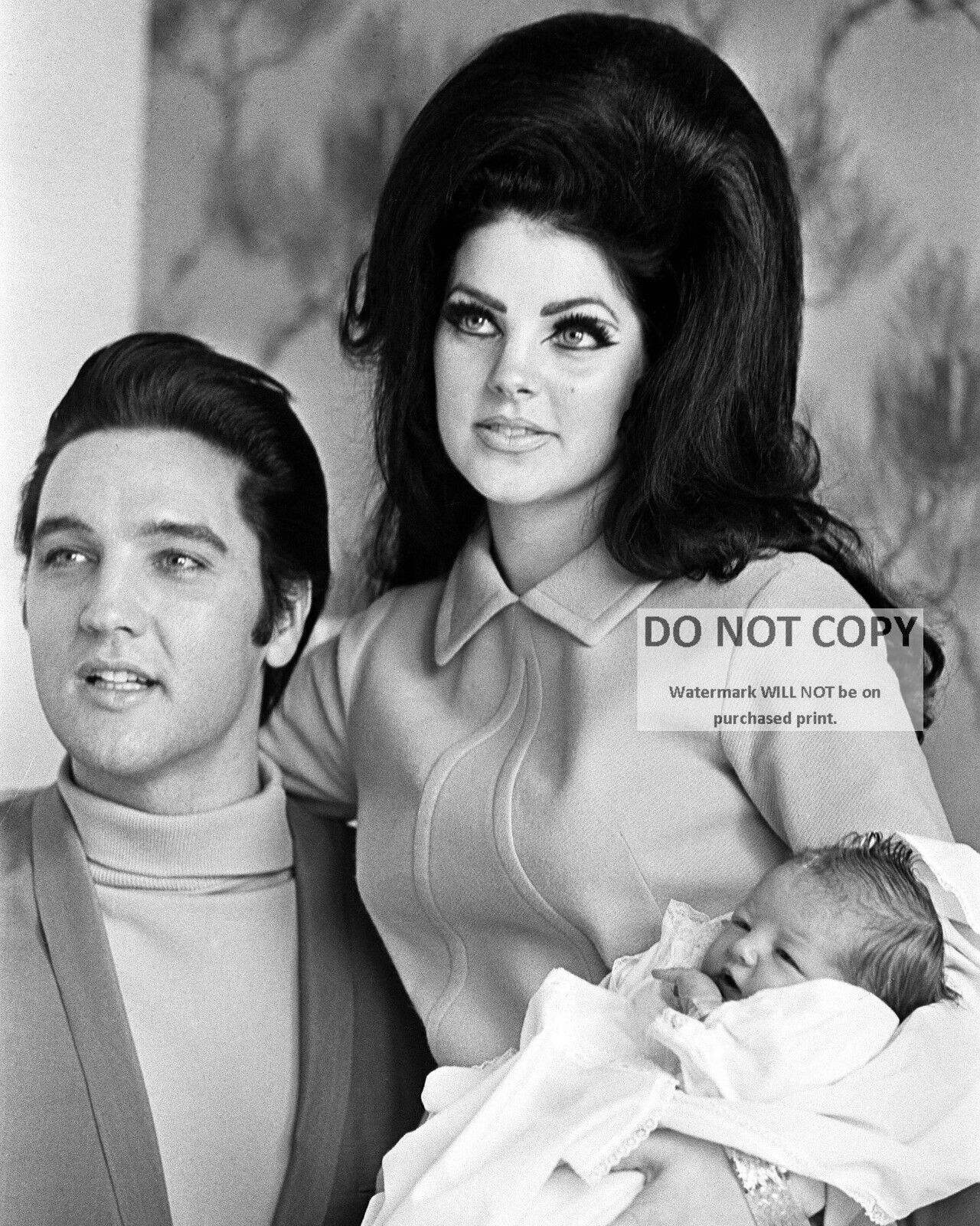 ELVIS PRESLEY AND WIFE PRISCILLA WITH LISA MARIE IN 1968 - 8X10 PHOTO (WW187)