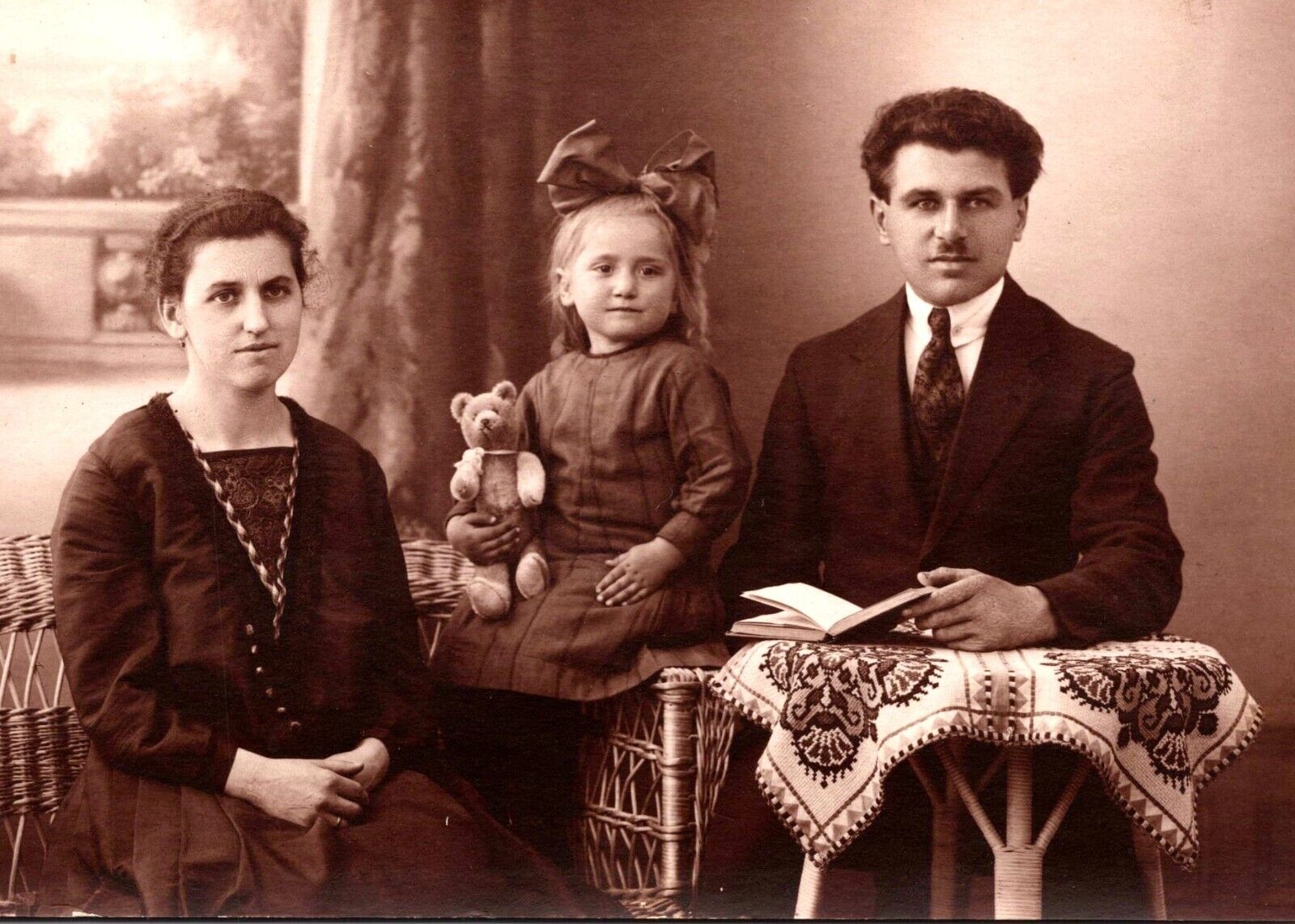 WELL DRESSED YOUNG COUPLE AND THEIR ADORABLE CHILD : TEDDY BEAR : RPPC