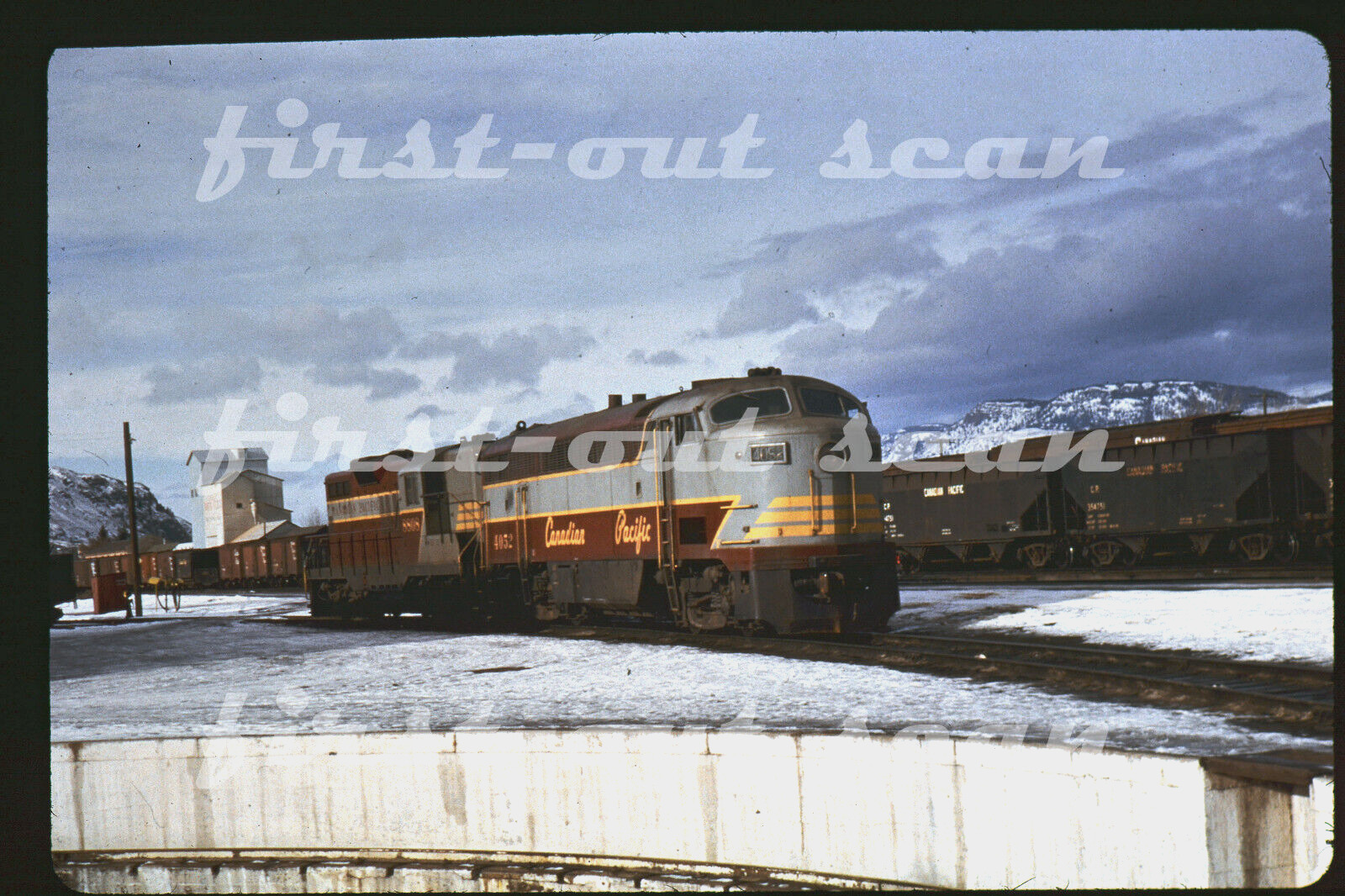 R DUPLICATE SLIDE - Canadian Pacific CP 4052 C-Liner Engine Term Scene