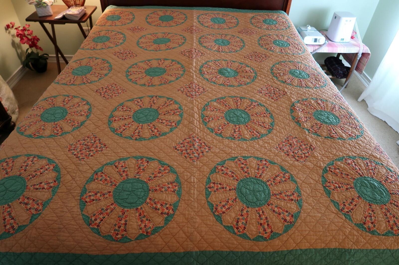 Outstanding Antique Hand Stitched Dresden Plate Quilt 70\