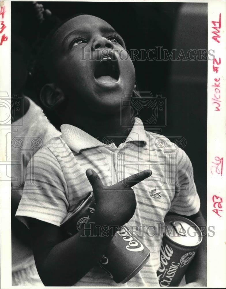 1985 Press Photo Children - Christopher Chauvin with Two Classic Coke Cans