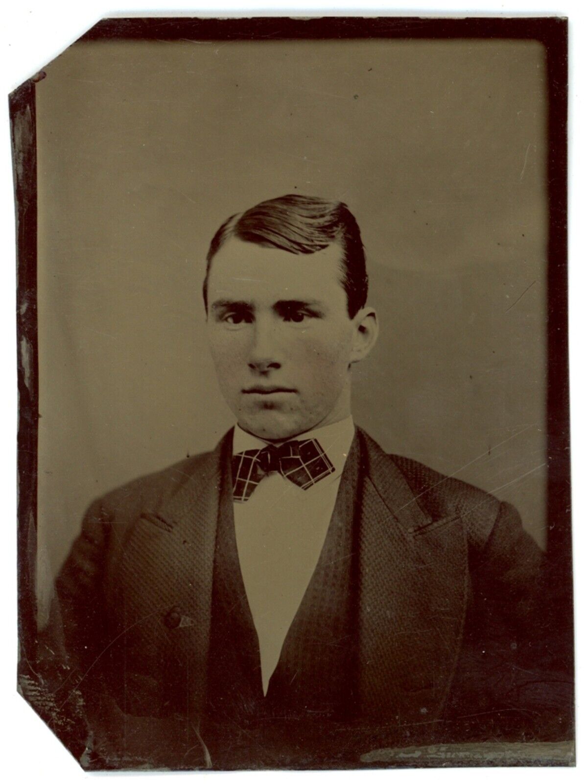 c1860\'S 1/6 Plate Hand Tinted 2.5X3.38 in TINTYPE Handsome Young Man in Bow Tie