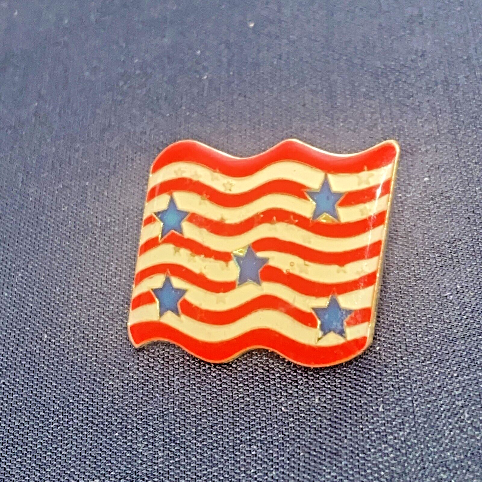 VTG Patriotic Waving Flag Red/White Strips Blue/Gold Stars Gold Tone Enamel Pin