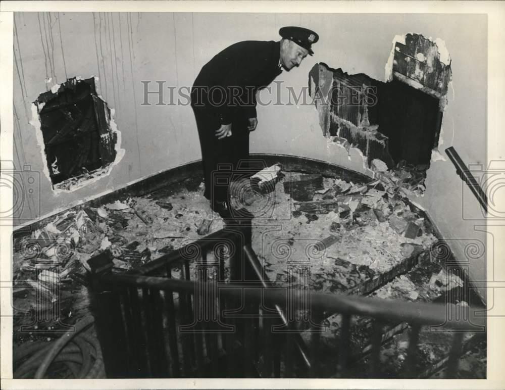 1935 Press Photo Officer inspects fire damage at the new Washington post office