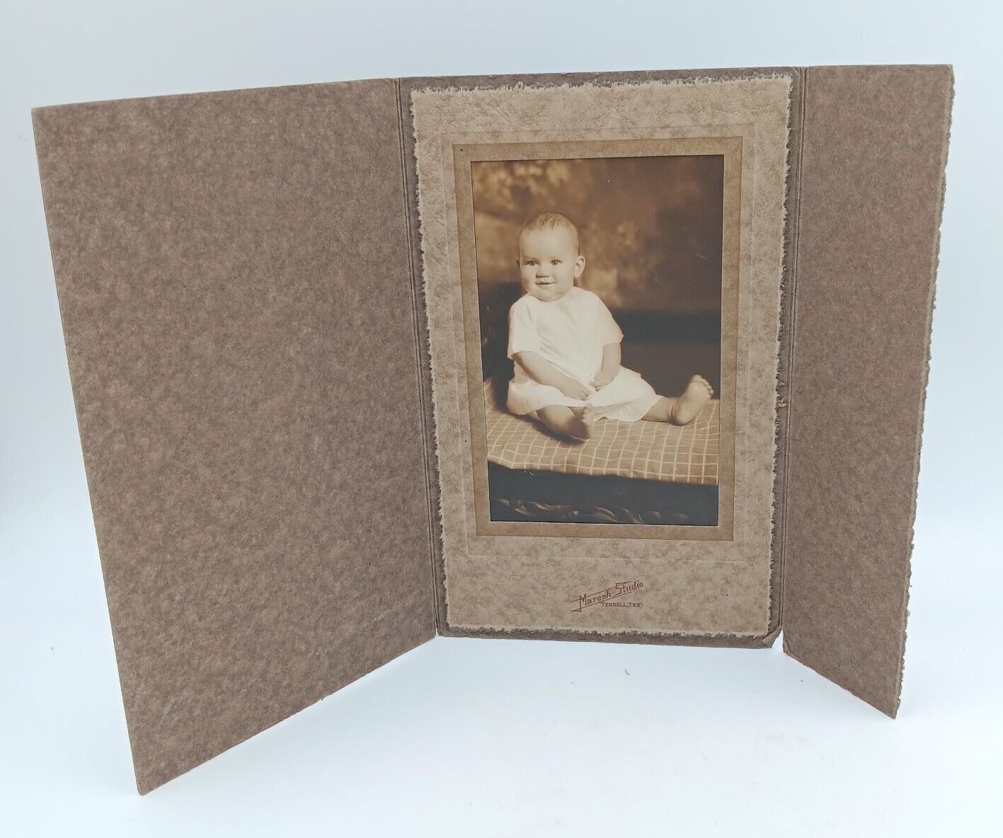 Vintage Photo Baby On Blanket Early 1900s Maresh Studeo Terrell, Texas 