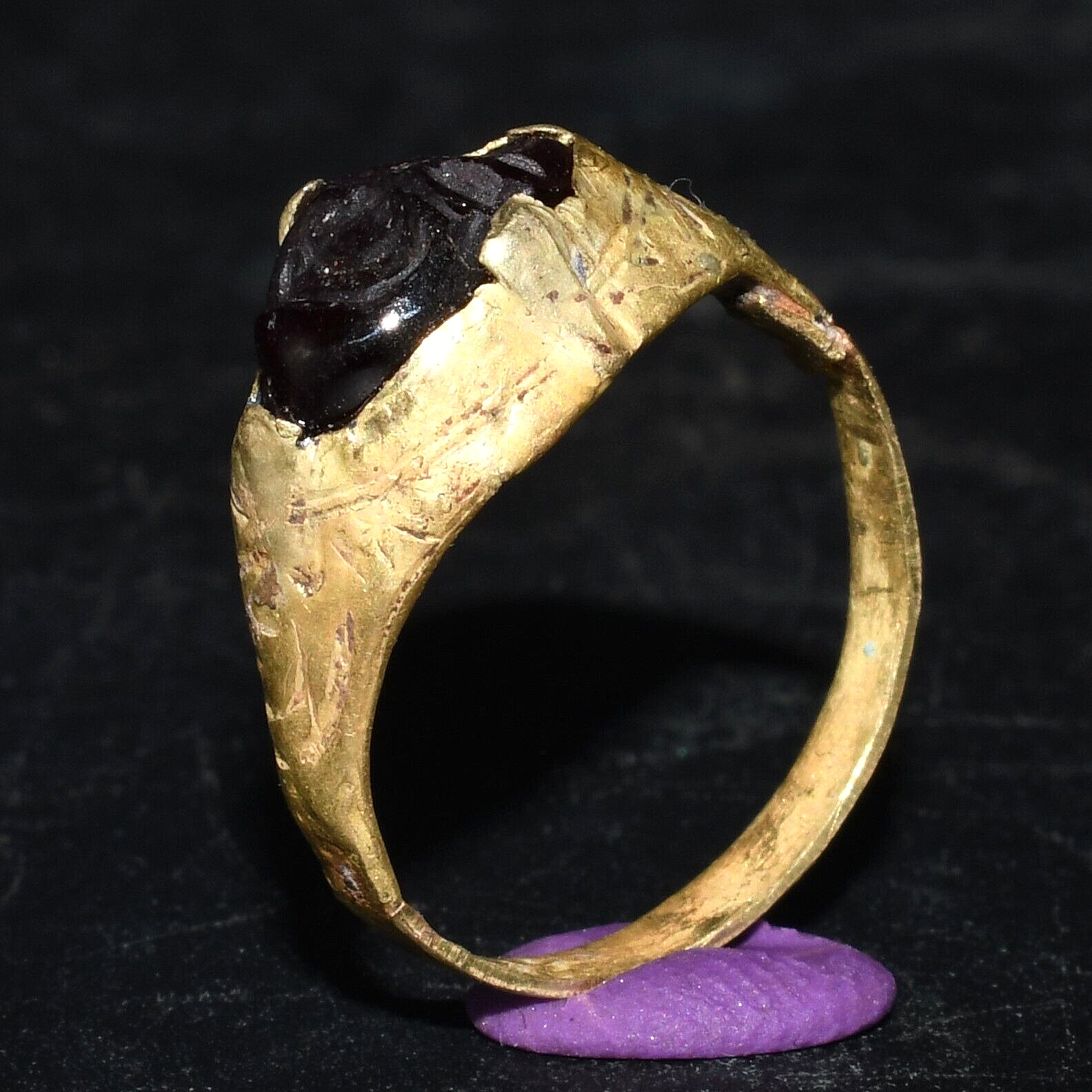 Authentic Ancient Roman Solid Gold Ring with Garnet Intaglio in good Condition