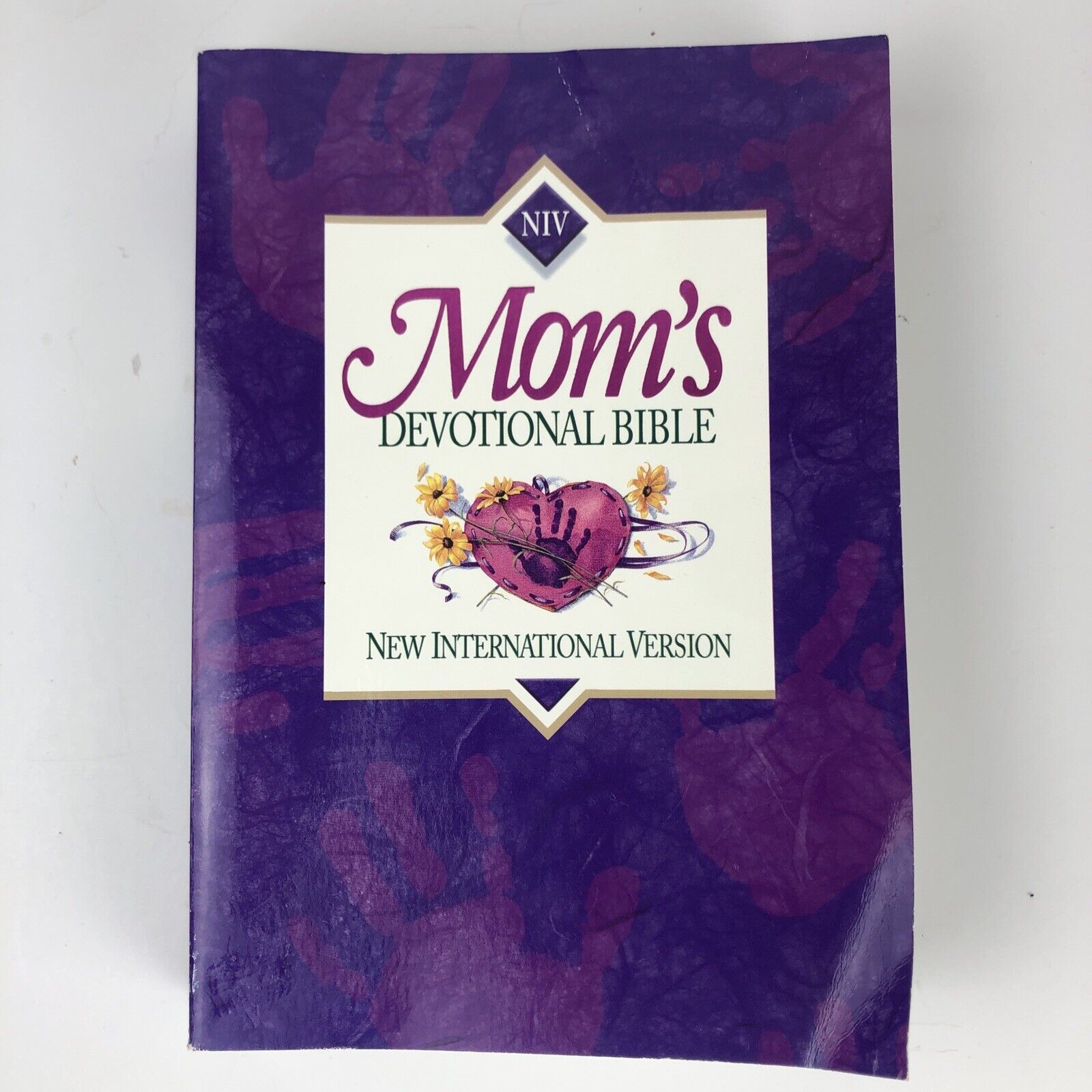 NIV Mom's Devotional Bible Zondervan Publishing 1996 Purple Cover (B-2)