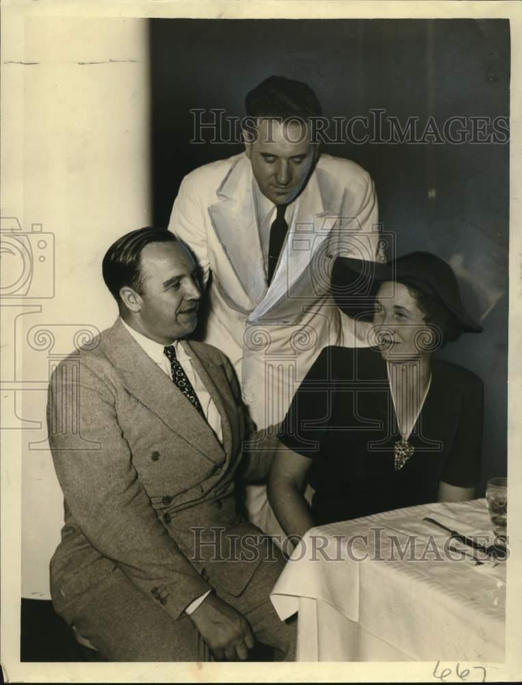 1941 Press Photo Governor and Mrs. Murray Van Wagoner and guest at party