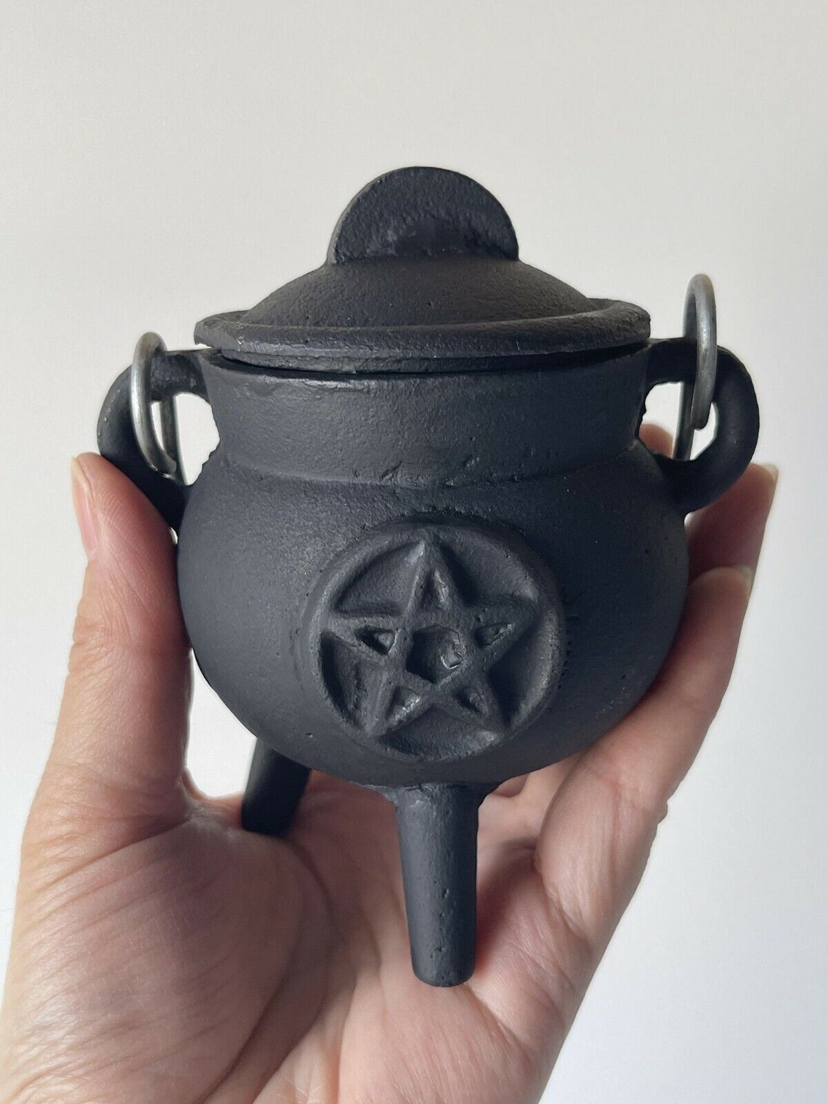 Pentagram Pentacle Cast Iron Cauldron with Lid and Handle, Witches cauldron