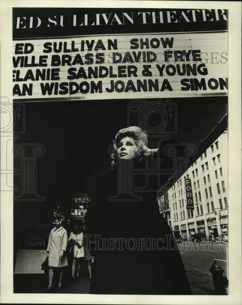 1971 Press Photo Opera Singer Joanna Simon Outside Ed Sullivan Theater
