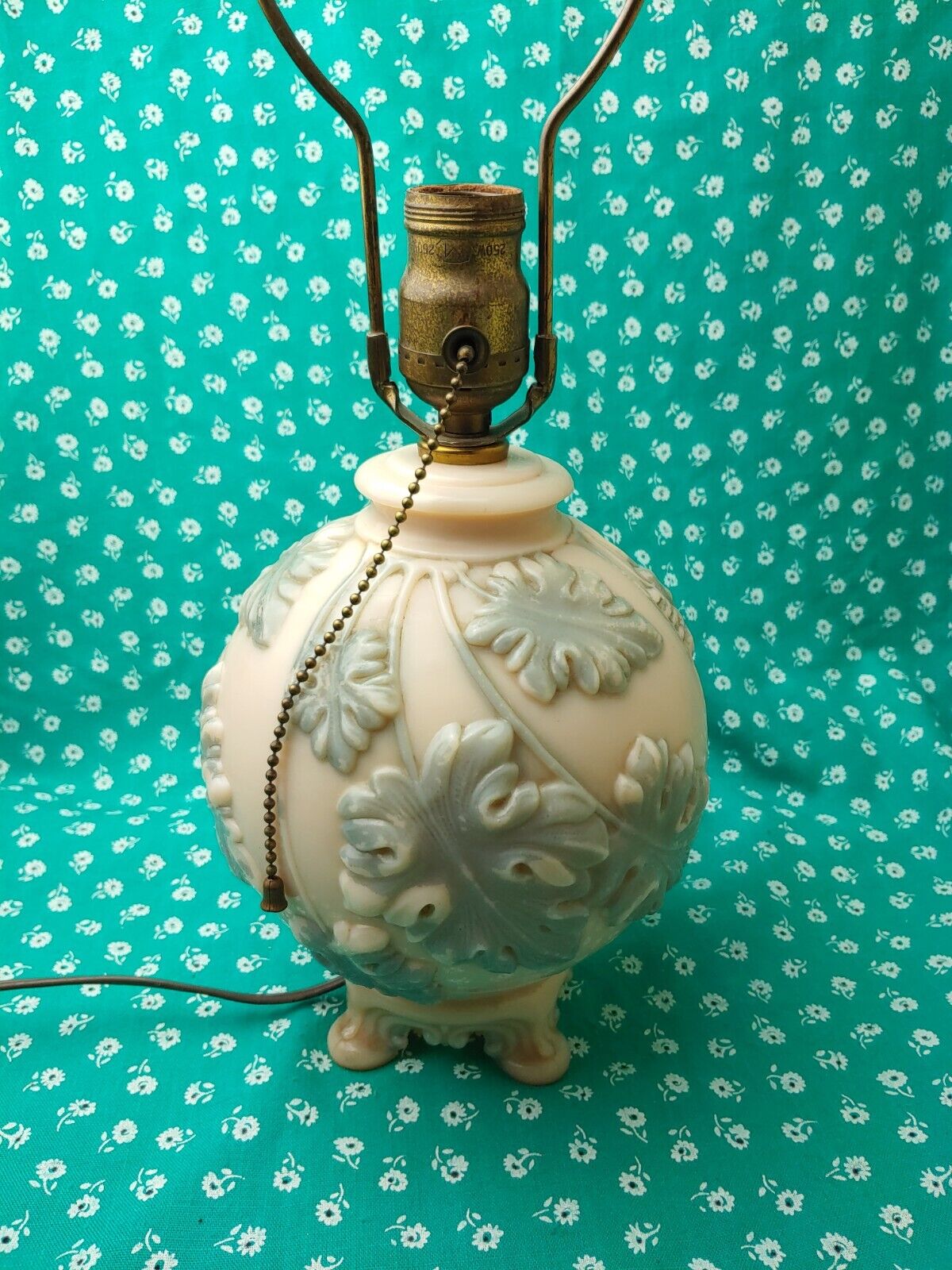 Vintage Aladdin Embossed Leaf Glass Lamp