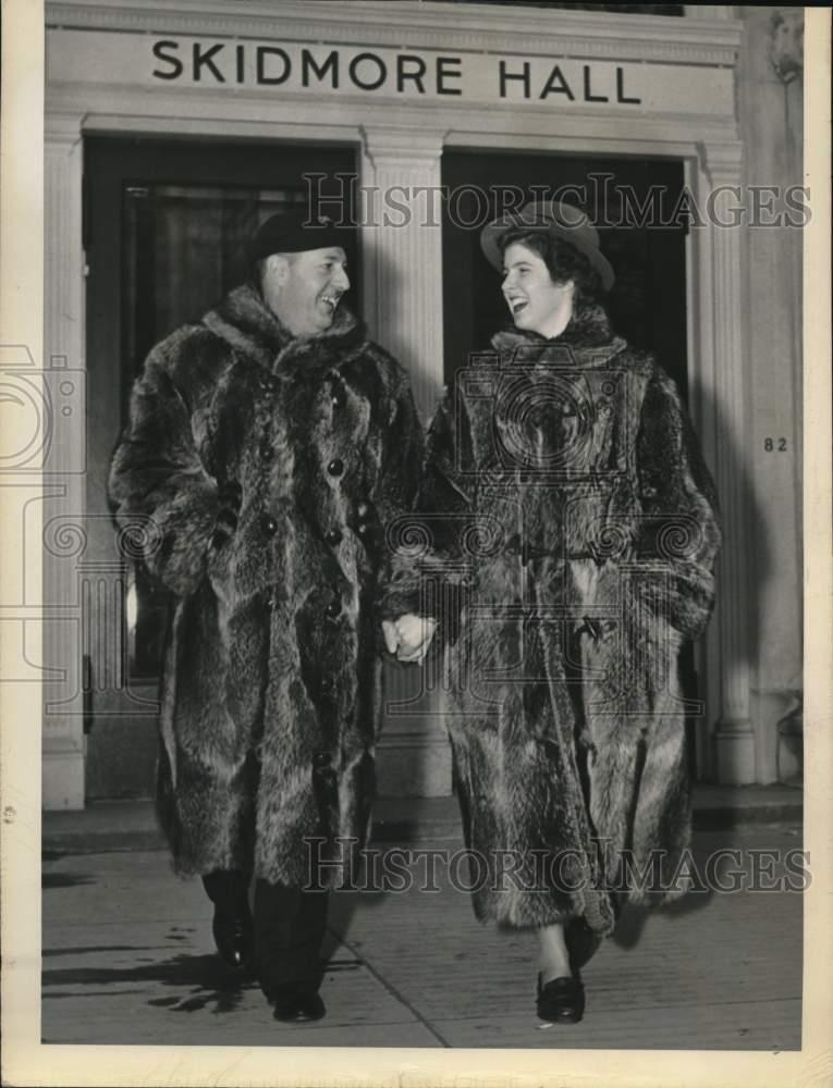 Press Photo Lawrence and Francine Lanphier in raccoon coats at Skidmore Hall