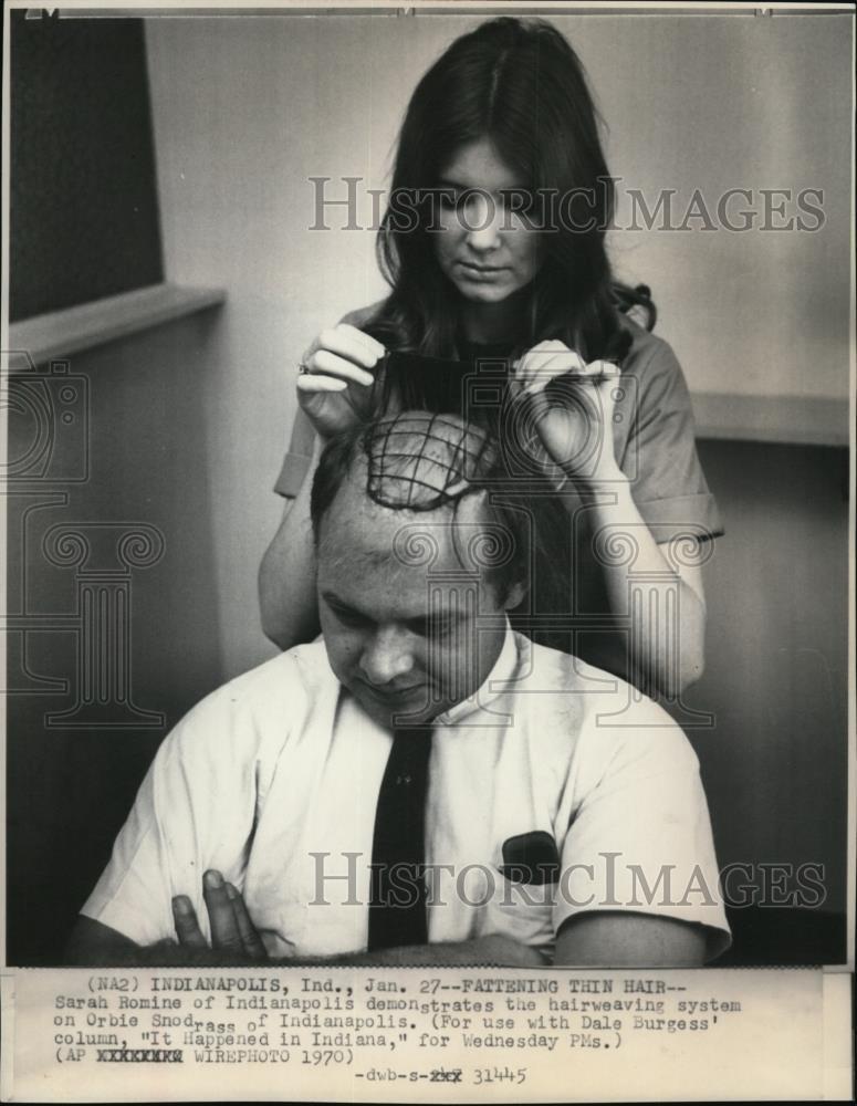1970 Press Photo Sarah Romine demonstrates hairweaving system on Orbie Snodrass
