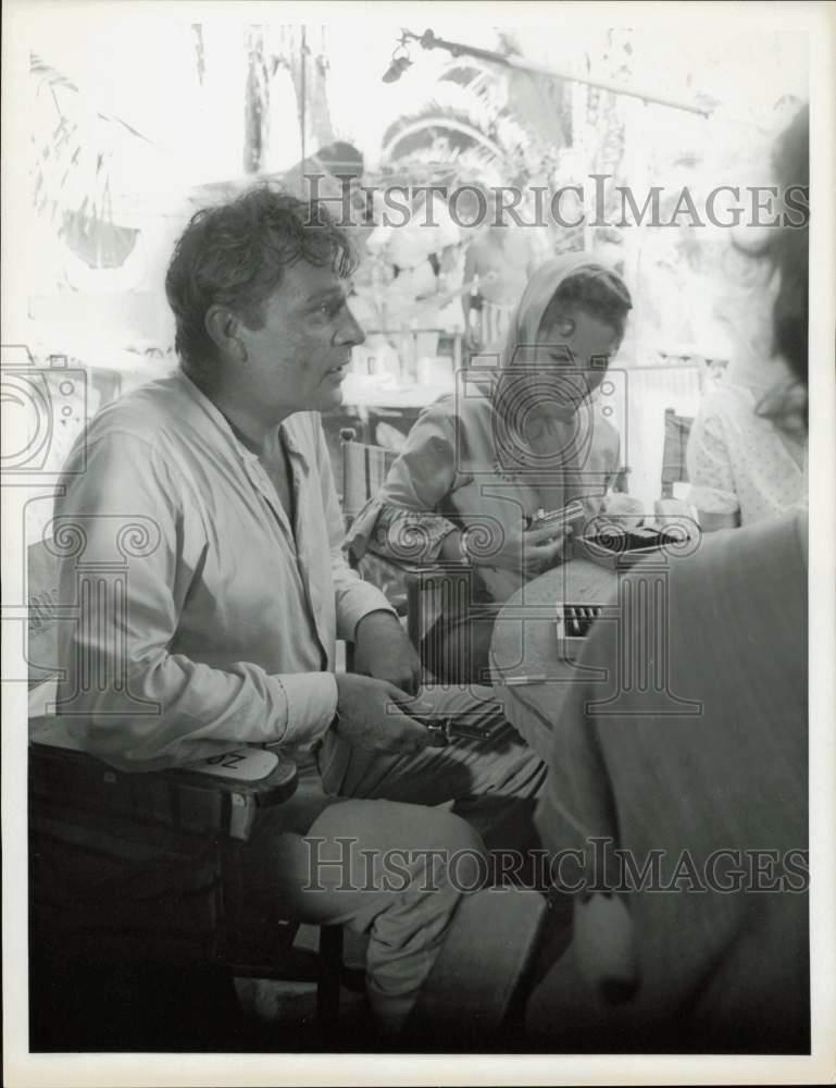 1964 Press Photo Actor Richard Burton with Elizabeth Taylor. - kfa28617