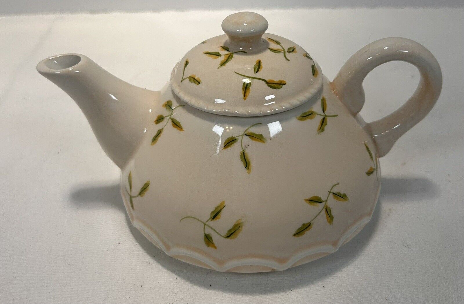 Vintage Farmhouse Harry and David lemon vine ceramic teapot Off White Tapioca