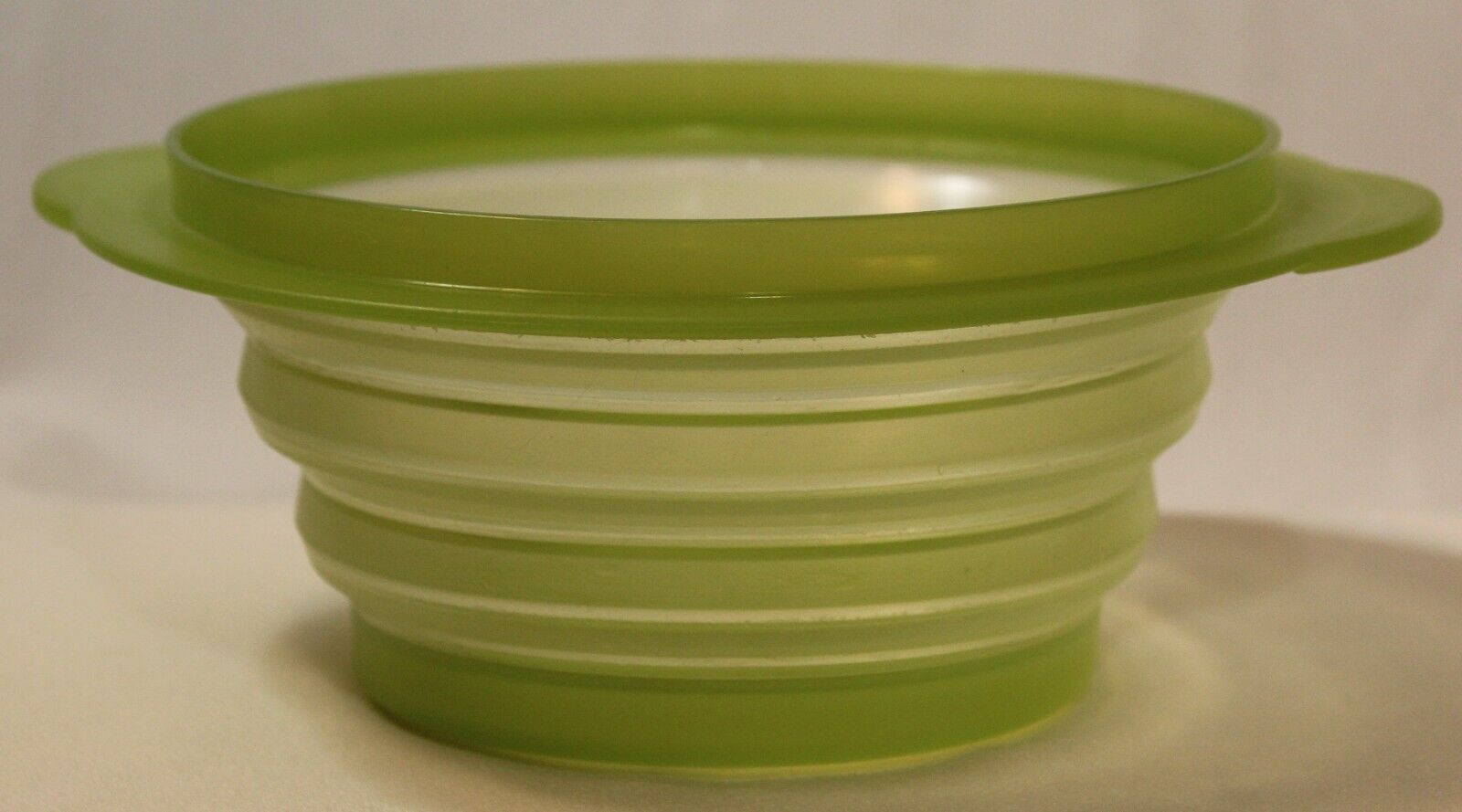 Tupperware 5452A-3 Flat Out Expandable Collapsible Bowl with Lid Green 3 Cup