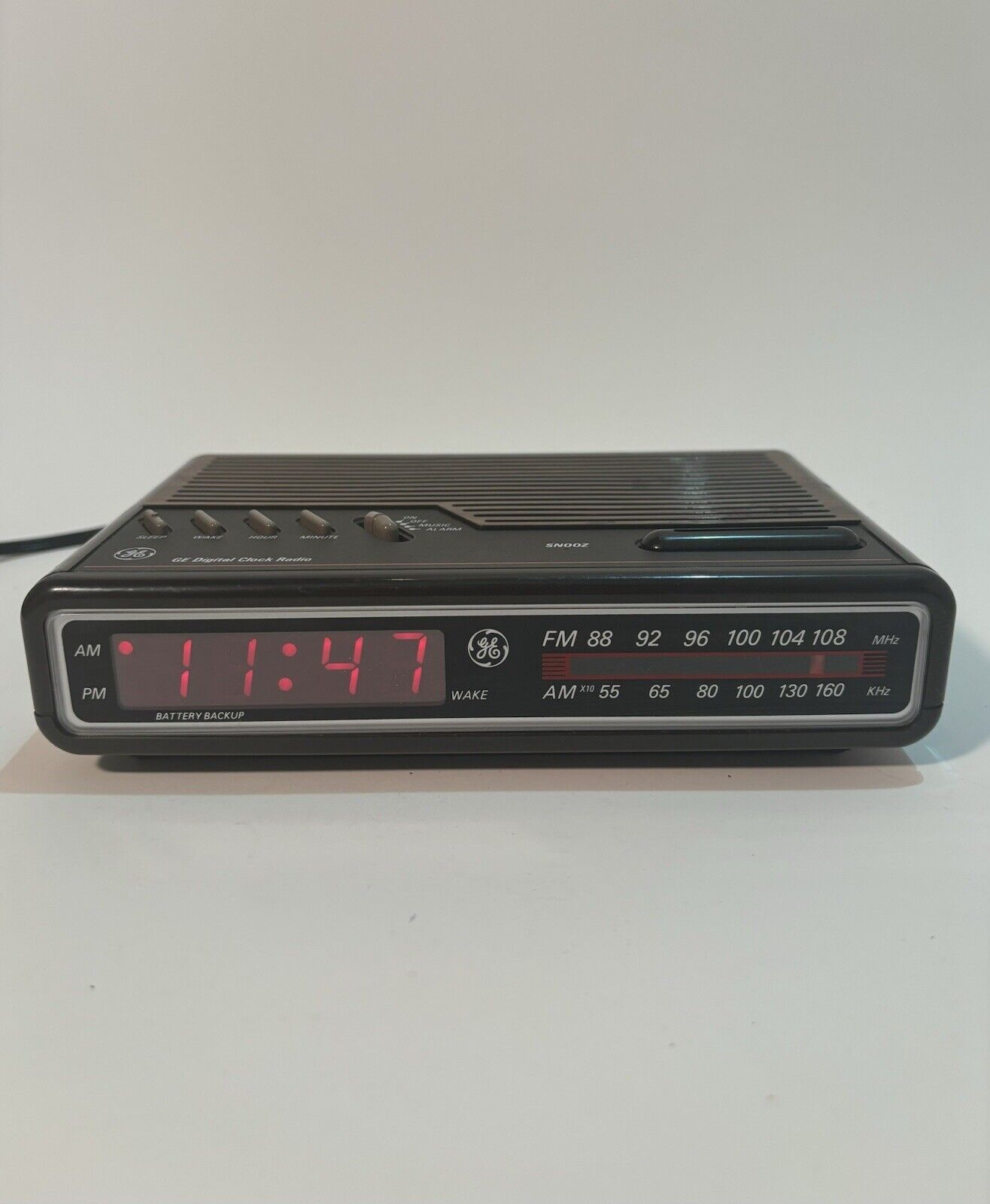 Vintage GE General Electric 7-4612B - Alarm Clock Radio Wood Grain