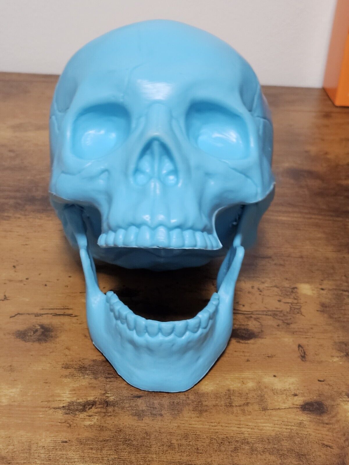 BRIGHT TEAL RESIN DECORATIVE HALLOWEEN SKULL PROP *NEW WITH TAGS 
