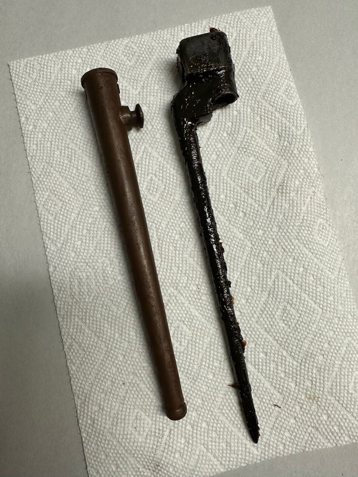 BRITISH WWII ENFIELD N. 4 SPIKE BAYONET WITH RUSTY SCABBARD.