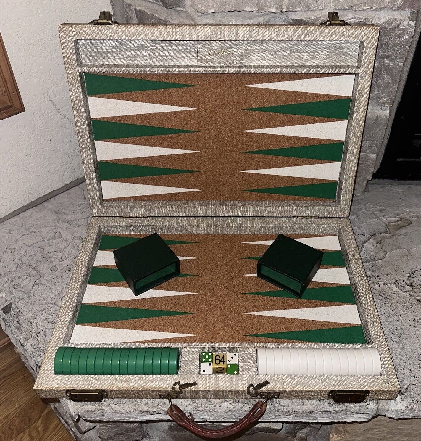 Vintage Crisloid 26x19” Backgammon Set Cork Board Green Bakelite Chips +2 Keys