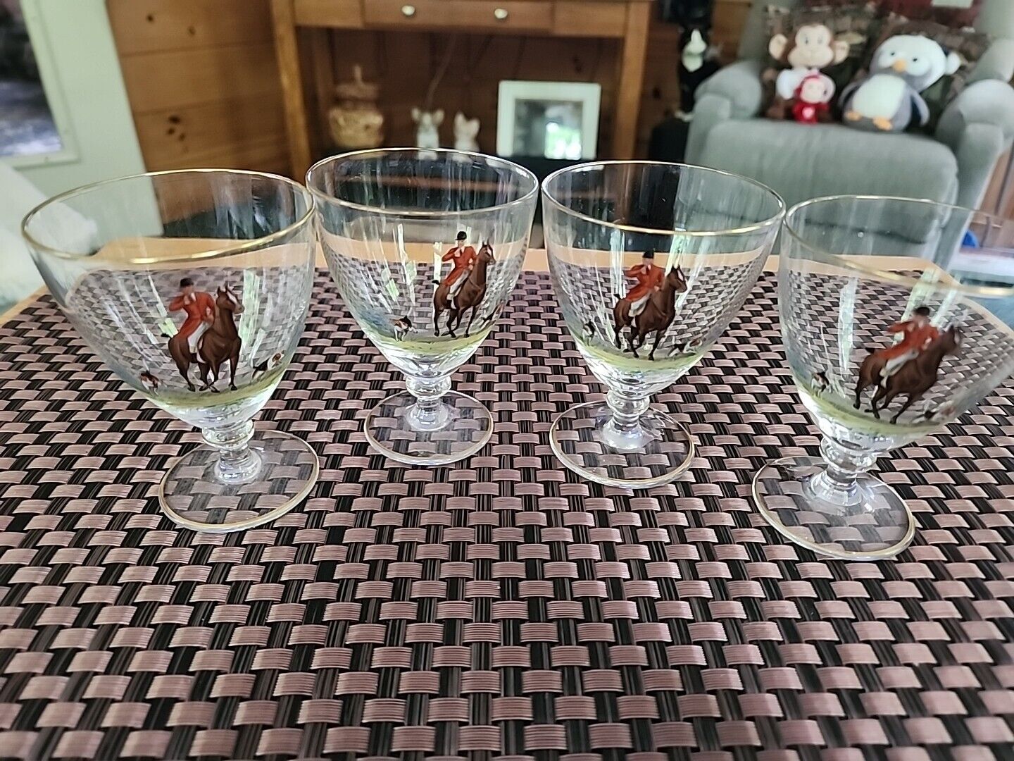 VINTAGE SET 4 ENGLISH FOX  HUNTING SCENE WITH DOGS WINE GLASSES
