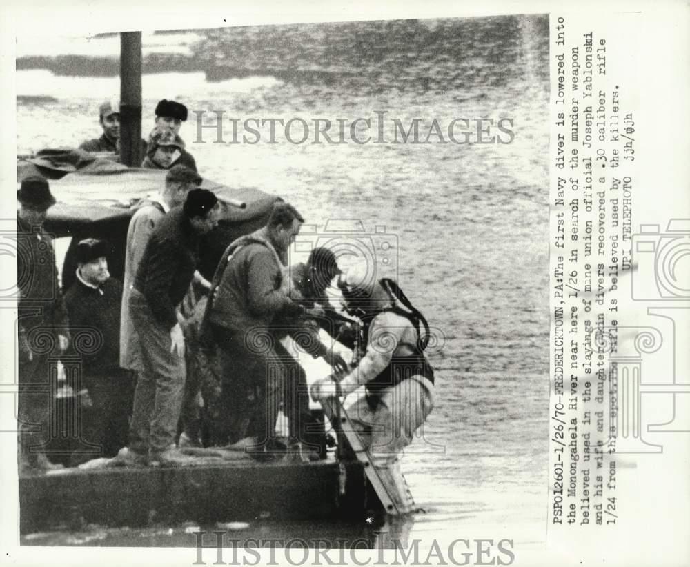 1970 Press Photo Navy diver lowered into Monongahela River to search for weapon.