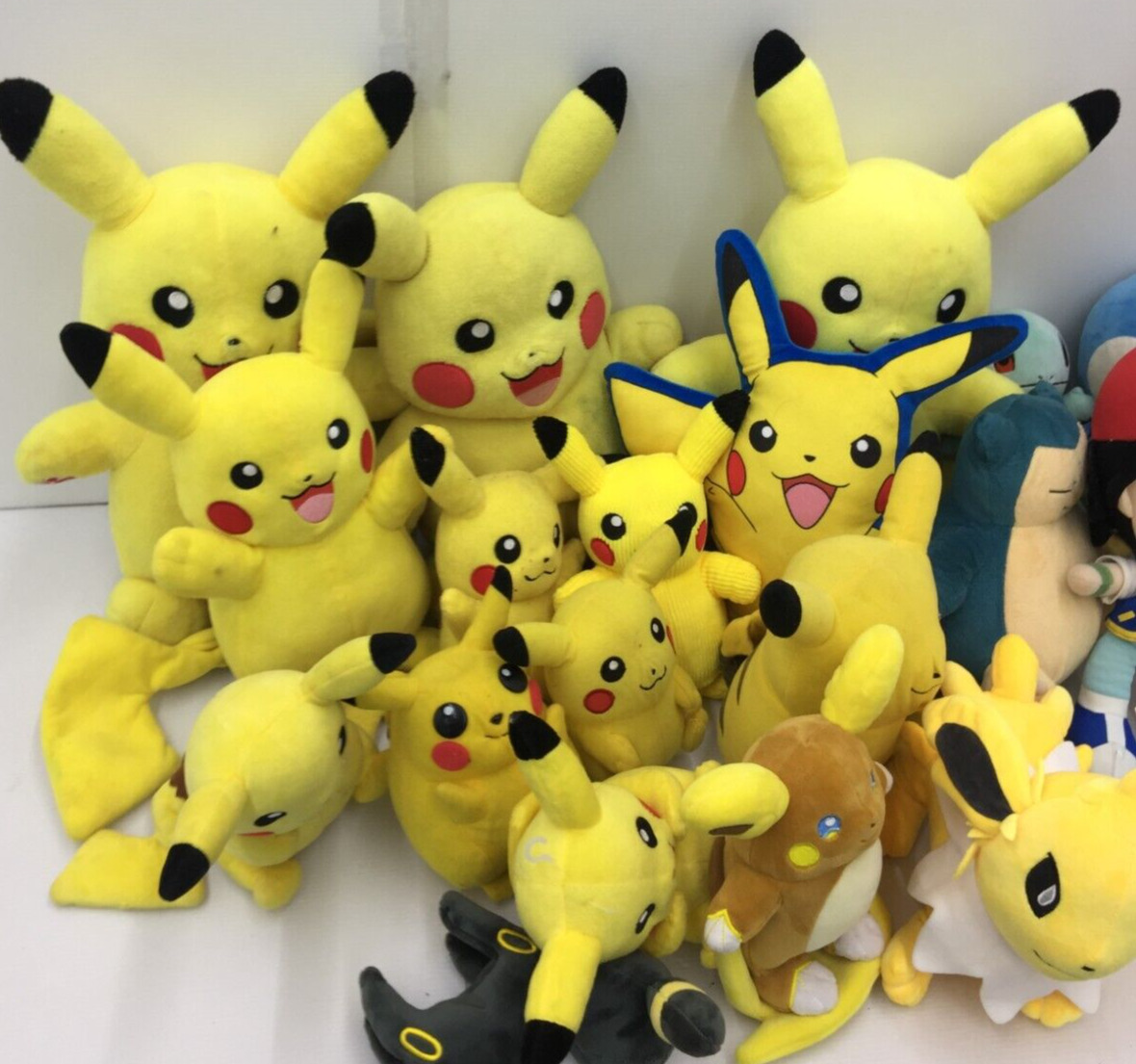 LOT of 32 Pokemon Plush Collectibles Toys Cute Pikachu Bulbasaur Squirtle Dolls