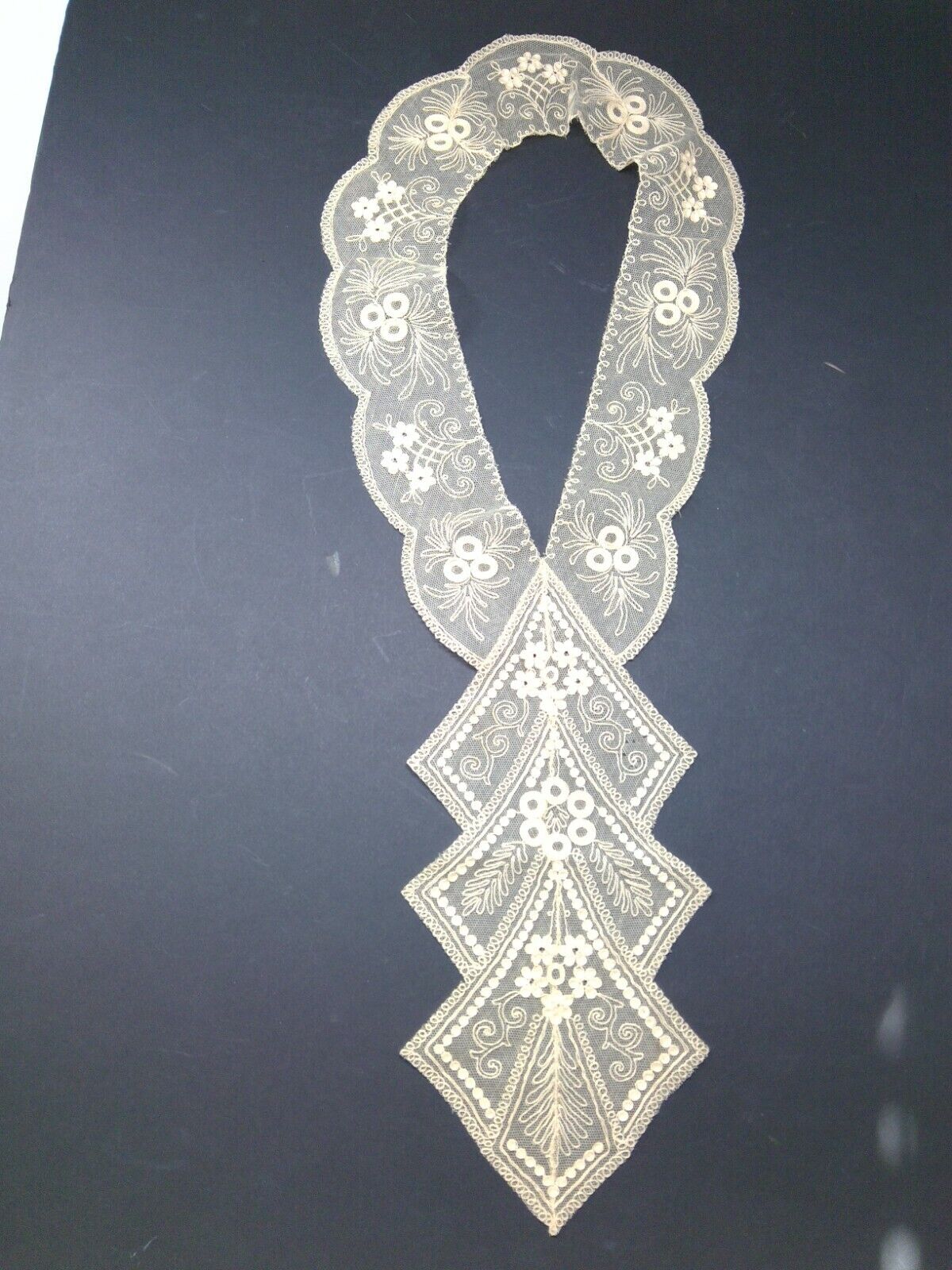 Stunning Vintage Lace Collar Finely Made