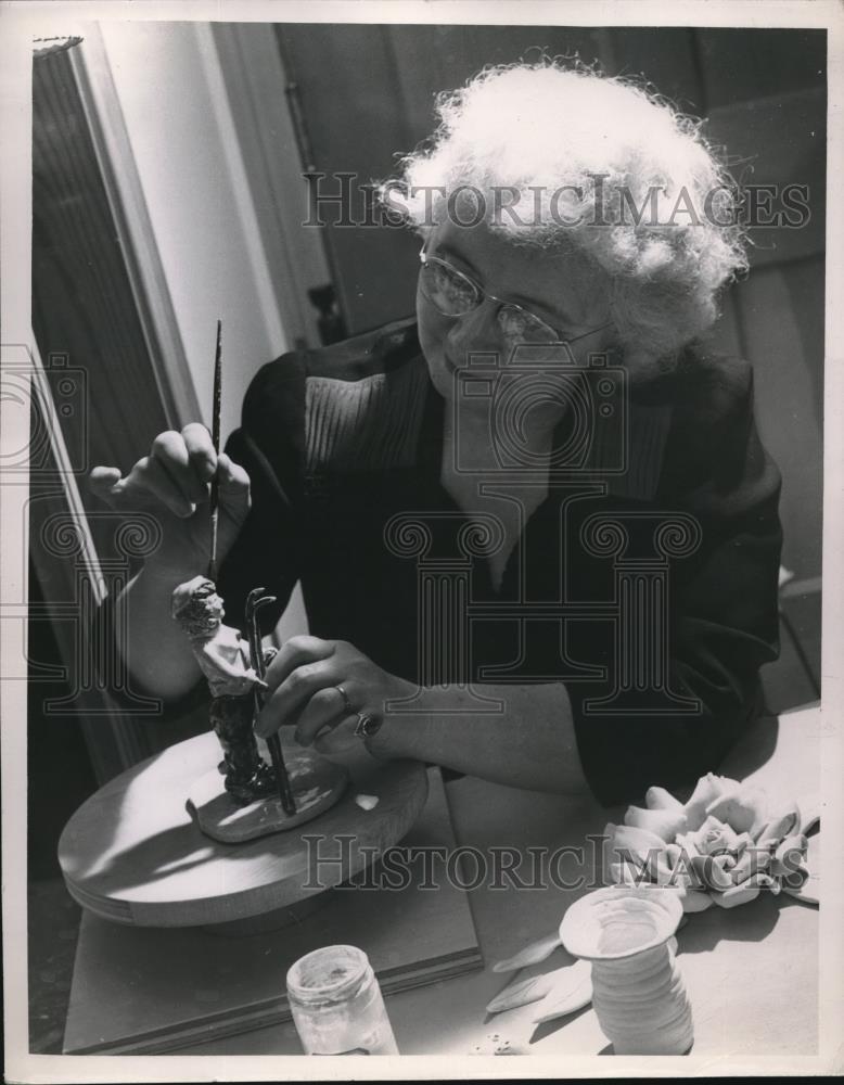 1948 Press Photo Mrs Viola Westwood painting a figurine