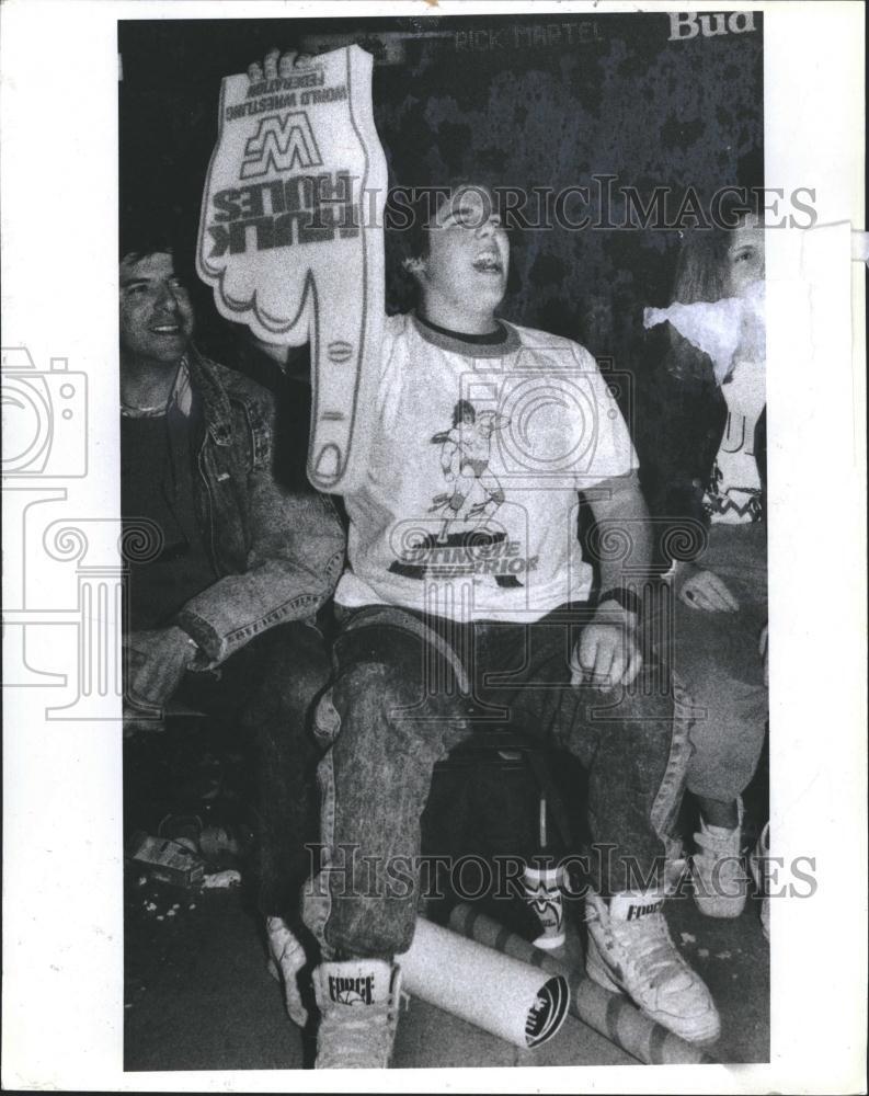 1989 Press Photo WWF Professional Wrestling Fan Booing Crowd Rick Cianci Boston