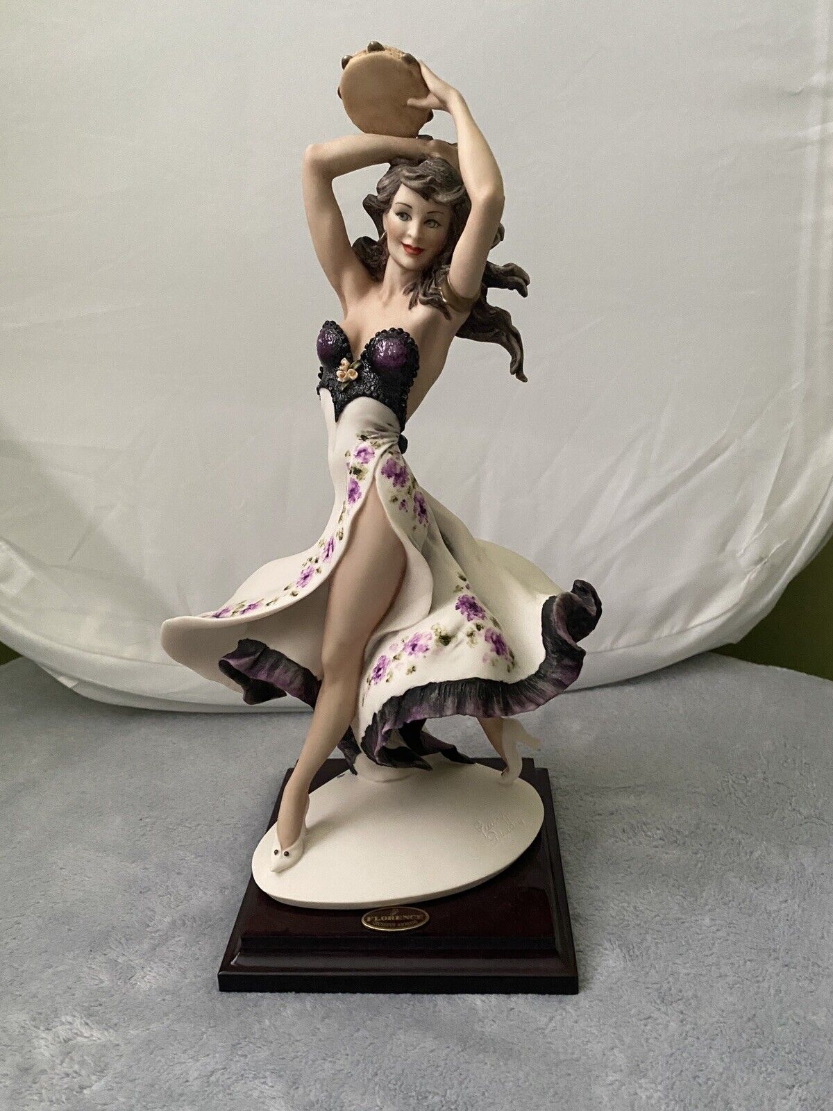 Gypsy Queen Giuseppe Armani No. 62 - Gorgeous Collector Figurine
