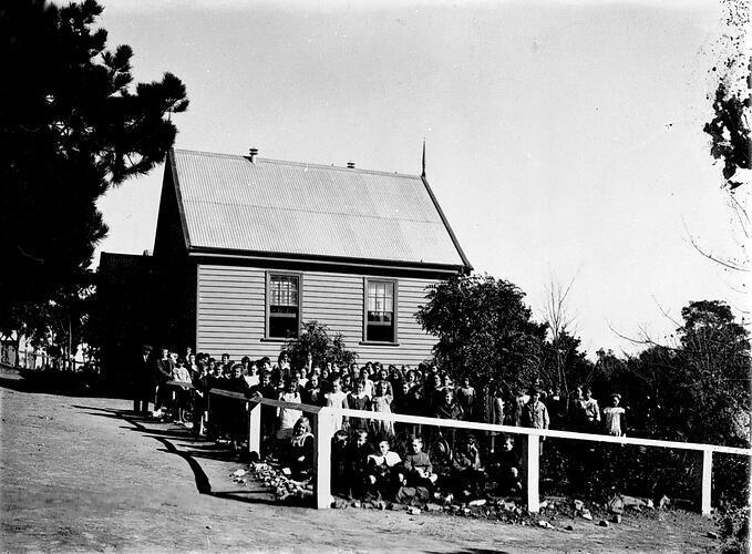 Upper Plenty Victoria 1905 - Pupils outside the Upper Plenty State- Old Photo