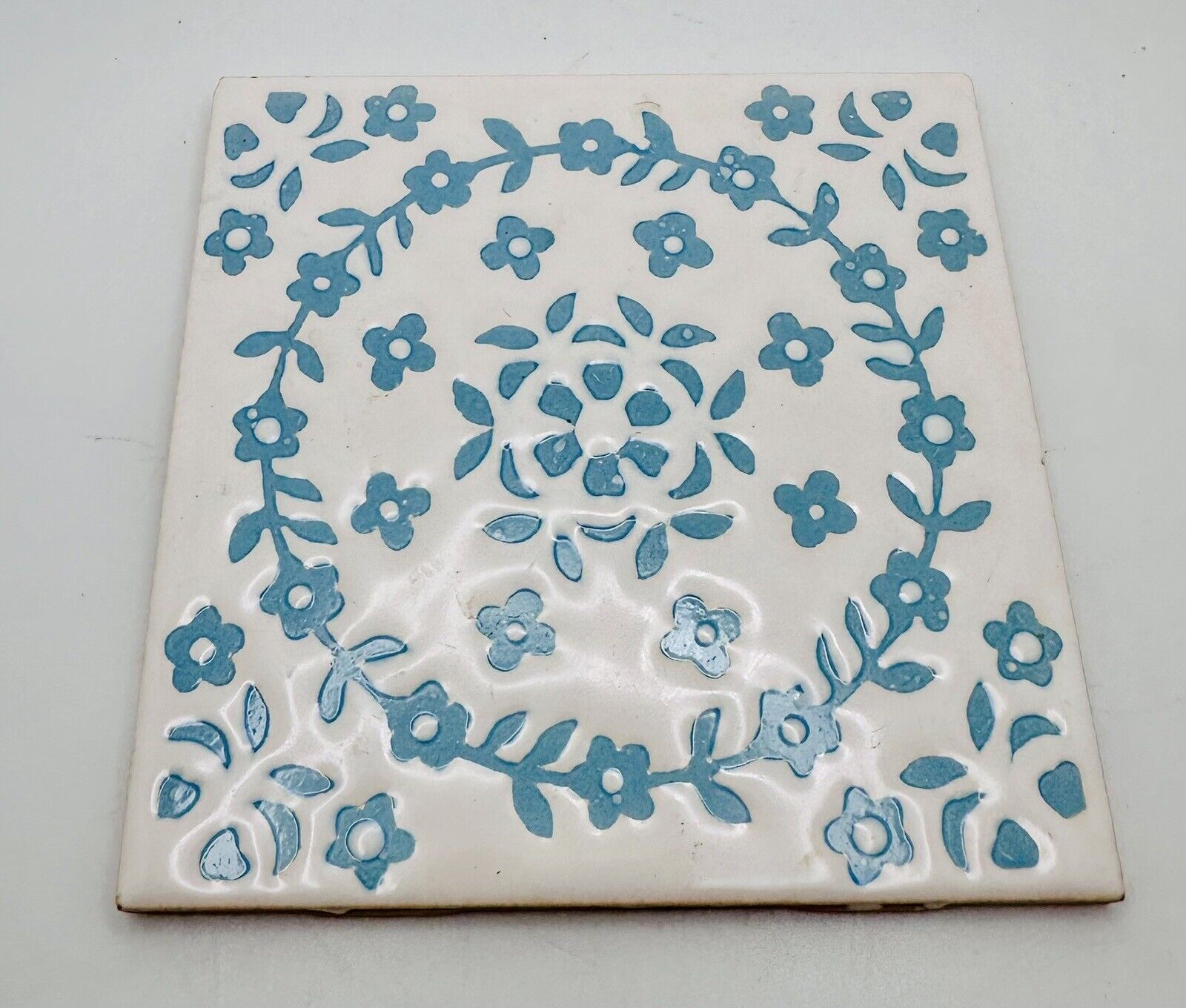 Vintage H&R JOHNSON Wall Tile Trivet made In England Floral Blue White 4”