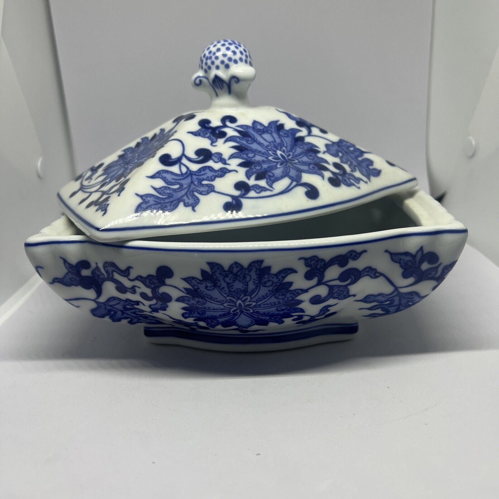 VINTAGE BOMBAY BLUE AND WHITE PORCELAIN  COVERED DISH CLASSIC STYLE CLASSY