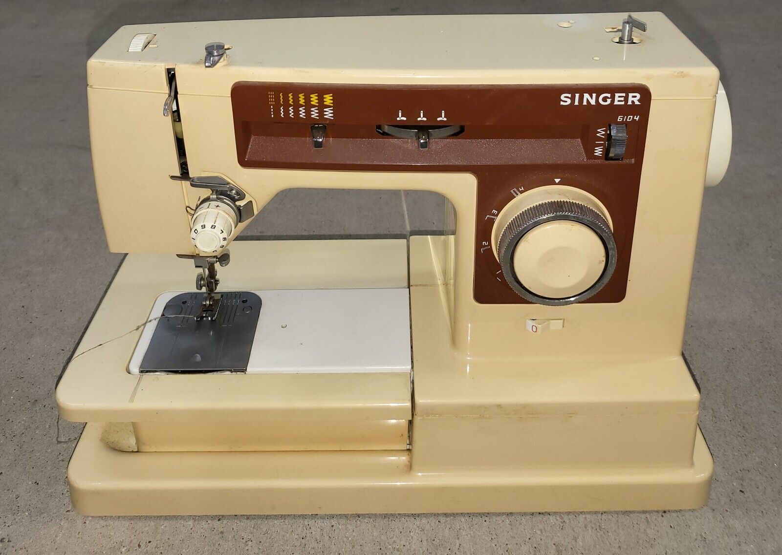 Singer 6104 Sewing Machine Made In Italy - Untested No Power Supply FOR PARTS 